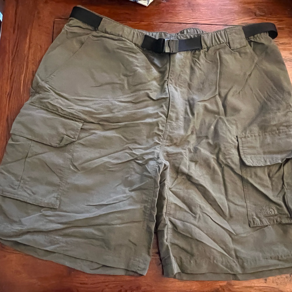 North Face Men’s XL Paramount Cargo hiking shorts